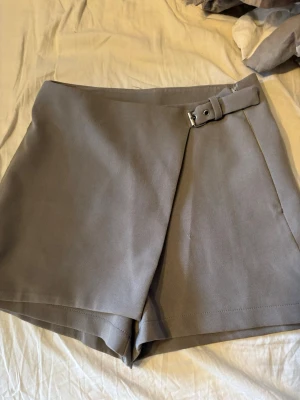 Gråa shorts  - Gråa shorts, endast använda vid ett tillfälle 🩷🌸 ▪️ Instagram: Ginise ✨ 