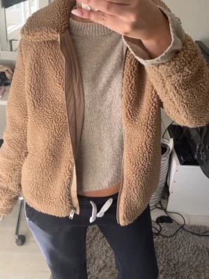 Teddyjacka - Mysig beige/brun teddyjacka, väl omhändertagen och knappt använd💕.