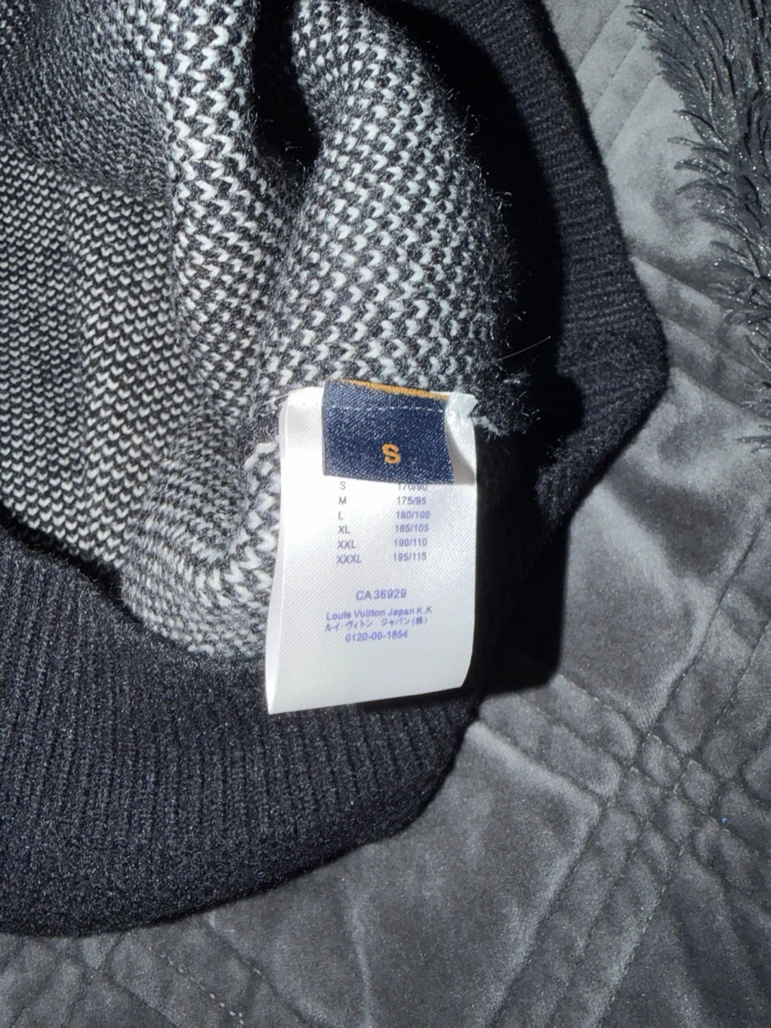Svart stickad tröja  - 2