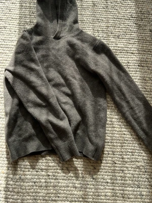 Merinoull hoodie - Säljer en riktigt fet Merinull hoodie från Valentin, tröjan är i storlek XS, sitter jävligt gött, har tyvärr väx ut den.📦⭐️ Priset kan diskuteras vid snabb affär 💵💵