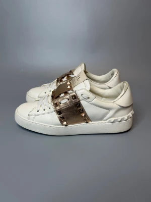 Valentino Skor - Köpte Valentino skor här på plick i storlek 37 men dom va lite för små för mig så tänker att jag lägger ut dom och kollar om de är någon som vill köpa dom 🥰