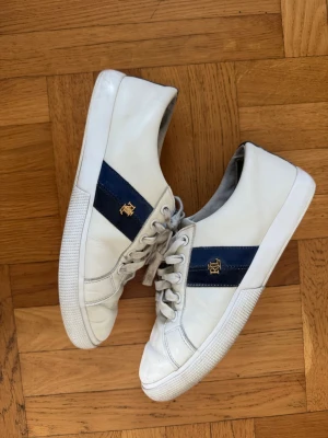Blå vita Ralph Lauren skor - Snygga blåvita sneakers från Ralph Lauren är jätte snygga och härliga att ha på sig