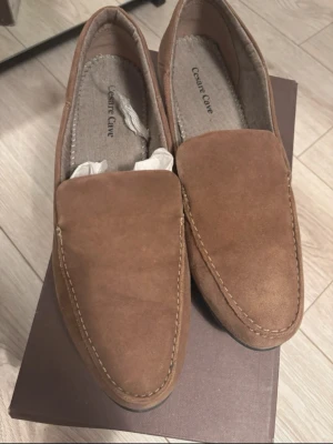 Cesare Cave loafers brun mocka  - Snygga bruna mocka loafers som är sparsamt använd. Storlek 42 (ungefär 28 cm innersula). 