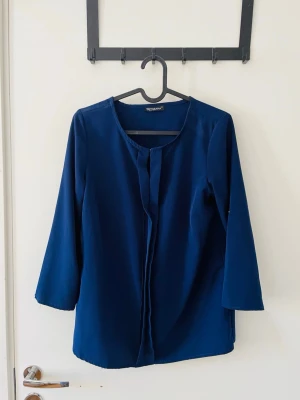 Mörkblå blus  - Mörkblå blus säljes.