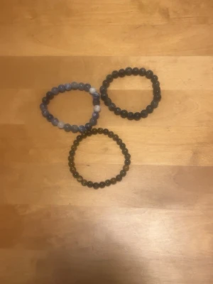 3 armband  - Helt nya armband. 3 stycken för 300 kroneroch  1 för 149 kroner.