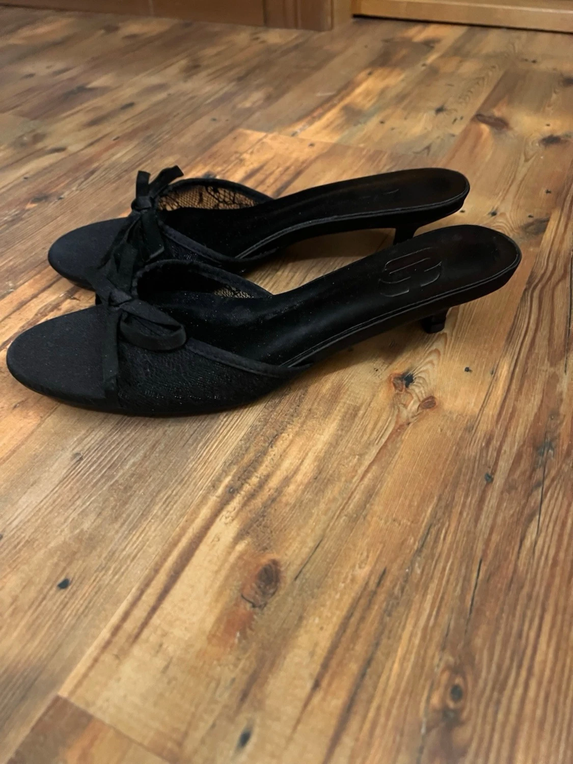 Svarta pumps med rosett och spetsdetalj - 1