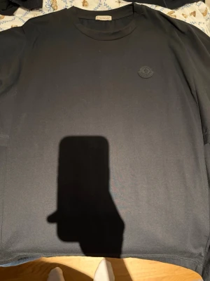 Svart Moncler maglia t-shirt  - Svart Moncler maglia t-shirt|| I mycket fint skick och är knappt använd|| Perfekt clean tisha som passar till allt|| Väldigt bra pris för en sådan här högkvalitativ T-shirt|| Frågor? Skriv✅Allt gott, mvh Noah