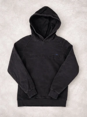 Jacob Cohën Hoodie - Stilren hoodie från Jacob Cohën! Bra skick, inga tydliga defekter. Storlek 14y sitter som xs ungefär, passar dig runt 170-175. Kontakta mig för fler frågor och funderingar!