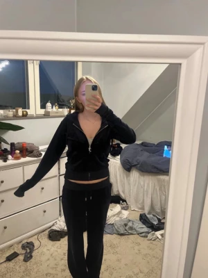 Mörkblått velour loungewear-set - Mysigt mörkblått loungewear-set i velour med dragkedja framtill på tröjan och byxor med resår och dragsko i midjan. Perfekt för chill hemma och har en klassisk, enkel design med mjukt material.