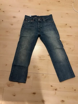 Levi 501 - Levi 501. 34/32, uppsydda på längden -1cm. Bra skick. Rak passform. 