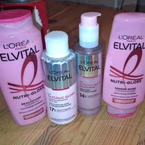 L'Oréal Elvital Nutri-Gloss set - Säljer ett set med L'Oréal Paris Elvital Nutri-Gloss produkter: schampo, balsam, leave-in serum och shine treatment. Alla flaskor är rosa med metallicdetaljer och tydliga loggor. Perfekt för dig som vill ha glansigt och vårdat hår. Säljer endast allt ihop, nästan fulla då jag bara använt en gång, passade verkligen inte min hårtyp, blir jätte glansigt men jag får elektriskt hår av det 