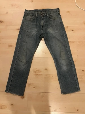 Vintage levi 505 - Snygga vintage levi jeans i straightfit. Bra skick. 