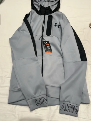 Grå hoodie från Under Armour - . DEN ÄR XL MEN DEN PASSAR M ELLER S 