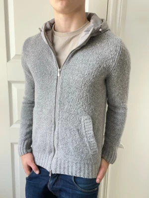 Gran sasso ull cardigan  - Gran sasso ull cardigan, en av dom fetaste cardigansen på marknaden. Inga defekter! Sitter toppen på modellen som är 180 cm 75 kg. Handtvättar gäller på den, väldigt svår att få tag på! Storlek 50 vilket innebär ungefär M. Extremt clean med många fina detaljer. Kom med frågor! 