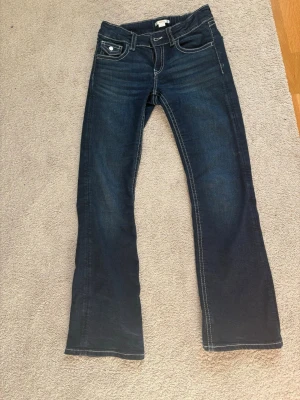 Gina Young Jeans  - Ett par Mörk blåa Gina Young jeans med fina fickor  i stork 164.