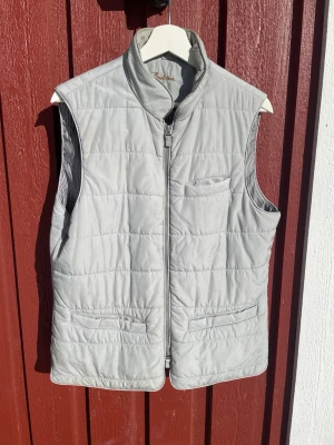 Stenströms väst - Säljer en snygg och stilren väst från Stenströms. | Super bra skick, inga skador | Storlek M, passar runt 174-182 | Färg: Grå | Vid fler frågor är det bara skriva. ☺️ 