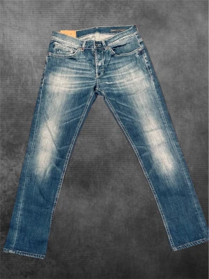 Dondup Jeans - Säljer ett par extremt snygga dondup jeans med skön Fade. Dessa jeans passar för alla tillfällen t.ex fest, middag, resa o mm. Dessa är i topp skicka 9/10 och är i storlek w32. Dessa står ute för endast 800 vilket är ett kap för dessa jeans‼️‼️. Först till kvarn, hör av er vid minsta lilla fundering! 