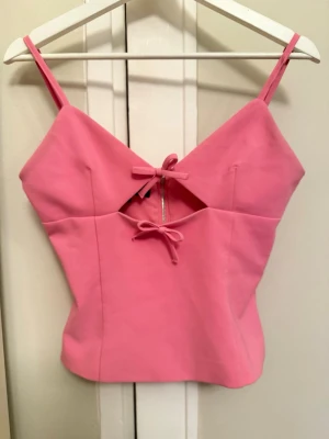 Rosa croppad linnetopp med knyt - Ett as fint rosa linne från Zara. Tyvärr är det för litet för mig💕💕💕