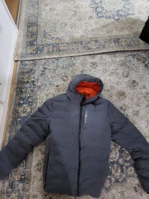 Sail Racing Antarctica Expedition  - Sail Racing Antarctica Expedition. Hej, säljer en väldigt snygg och varm Sail racing jacka som är grå och är orange på insidan. Storleken är XXL men passar även XL.