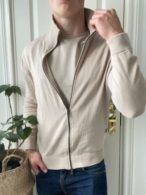 Massimo dutti full zip lång krage  - Massimo dutti full zip lång krage i skönt material. Inga defekter! Modellen i bilderna är 180 cm 75 kg och bär Storlek M , Kom med frågor! 🌟 (Kan gå ned i pris vid köp av paket 😉) 