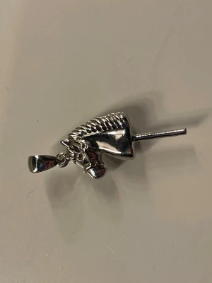 Käpphäst berlock - Säljer en fin käpphäst berlock. Den är köpt ifrån guldfynd och nästan aldrig använd. Den är gjord i sterling silver. Kedja medföljer ej. Kontakta om du har frågor eller är intresserad!