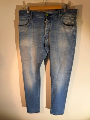 Jacob cohën jeans - 1 par riktigt feta Jacob cohen jeans i mycket bra skick och riktigt fet tvätt. Jeansen är i storleken 34/33, nypris: 5999kr. Tveka inte på att höra av er om ni har några funderingar!