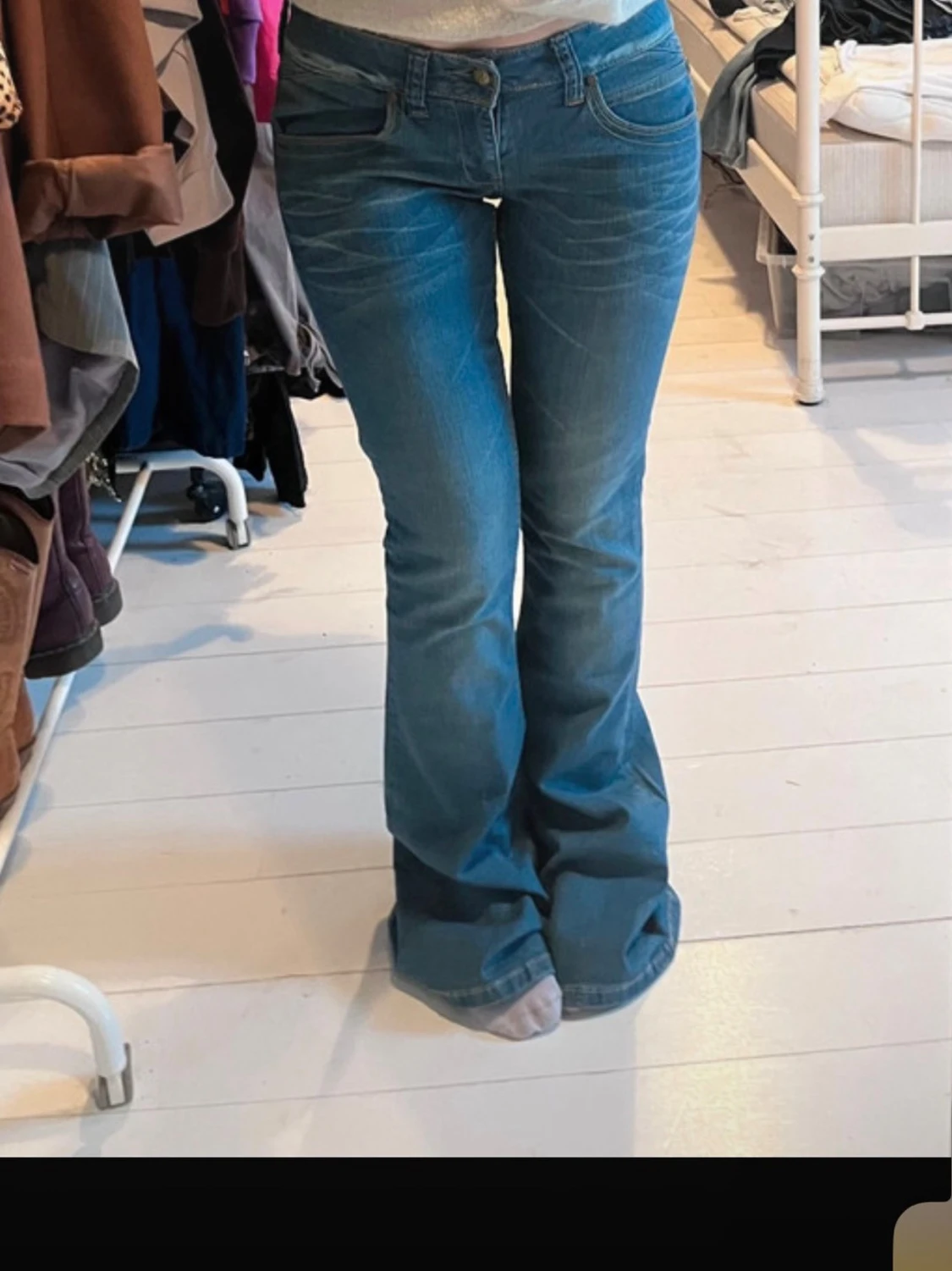 Blå bootcut jeans med slitningar