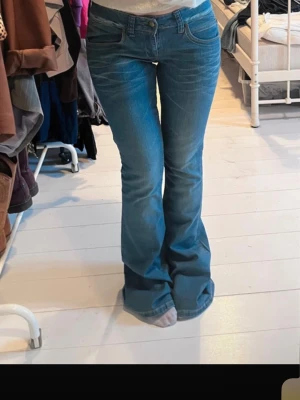 Blå bootcut jeans med slitningar - Säljer ett par skit snygga low waist bootcut jeans🥰 midjemått är ca 36 cm och innerbenslängden är 85 cm. De passar bra på mig som är ca 170 💗💗