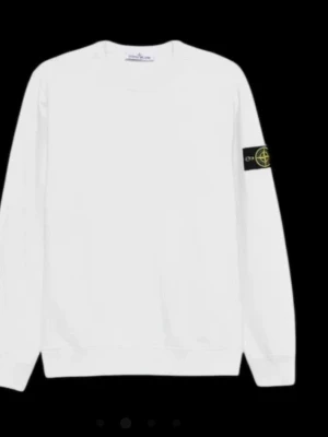 Vit tröja - Hej! Säljer denna tröja då jag ej använder den längre. Skicket är som nytt då den endast testats enstaka gånger.🫶