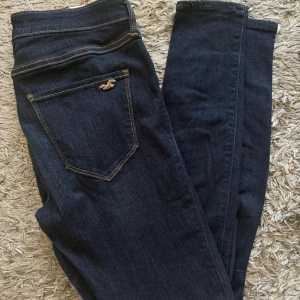 Jeans - Höga stuprörsjeans från Hollister. W27 L28, 5R, passar mig som är 170cm. Är sydda ovanför bakfickan, se bild.