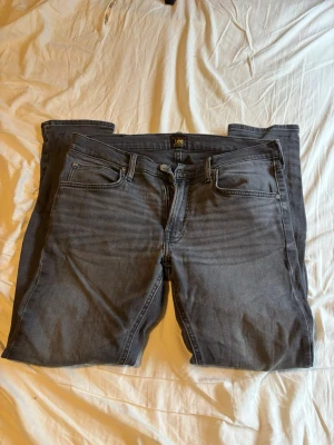 Lee jeans - Gråa lee jeans med slim passform viktigt snygg och är grå, har snygga detaljer och lätt att matcha