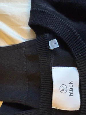 Svart bläck tröja  - En svart o snygg tröja från bläck helt okej skick och är i storlek S väldigt snygg och lätt o matcha      Pris kan diskuteras!