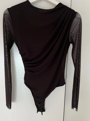 Brun body - Brun body från Lefties. Skrynkligt material. Aldrig använt och prislappen kvar 