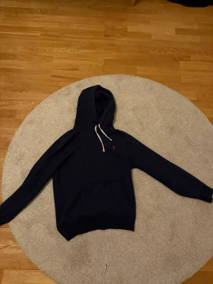 Mörkblå hoodie från Polo Ralph Lauren - Mörkblå hoodie från Polo Ralph Lauren. Storlek S 
