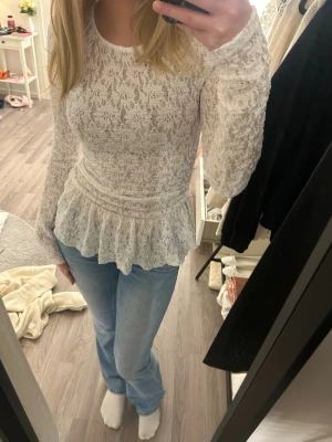 Vit spetstopp - Supersöt vit långärmad spetstopp! Endast använd 1 gång 