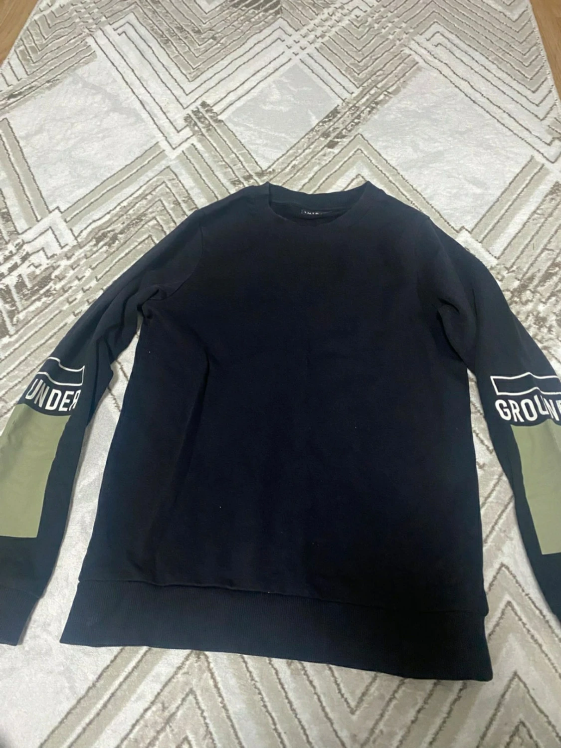 Svart sweatshirt med tryck UNDERGROUND