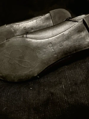 Svarta ballerinaskor från Bronx - Klassiska svarta ballerinaskor från Bronx i stilren design. Skorna har rundad tå och är tillverkade i ett slätt material som ger en elegant look. Perfekta för dig som gillar enkel och tidlös stil.