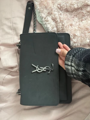 Väska  - Tillkommer med kedja har lite märken men inget som syns extremt.