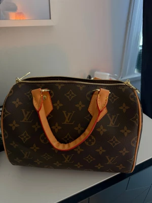 Louis Vuitton Speedy Monogram väska - Köpte på plick, där av priset! Väskan är i storlek 25. Knappt använd💗 Kan postas redan idag! 