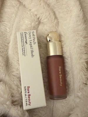 Rare Beauty Soft Pinch Dewy Liquid Blush - Rare Beauty Soft Pinch Dewy Liquid Blush i nyansen Encourage. Flytande rouge  endast swatchat 