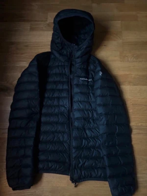 Peak Performance Jacka - Säljer min Peak Performance dunjacka. Köptes i höst men har nästan aldrig kommit till användning. Köptes för 1599kr/säljs för 480kr