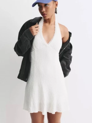 Studentklänning  - Vit klänning från Pull & Bear, perfekt till studenten. Jag beställde klänningen men den passade inte, så den har lappen kvar och är helt oanvänd. Helt slutsåld på hemsidan. Hör av dig vid frågor💗