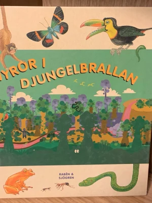 Myror i djungelbrallan bok - Färgglad barnbok med titeln 'Myror i djungelbrallan' från Rabén & Sjögren. Boken har illustrationer av djur och natur från djungeln, med inslag av apor, ormar, grodor och fåglar. Perfekt för unga som är nyfikna på djur och natur.