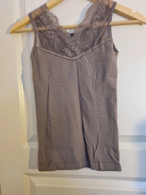 Spets linne y2k - Säljer detta linne då det inte kommer till användning. Det finns några dragna trådar (se bilder).