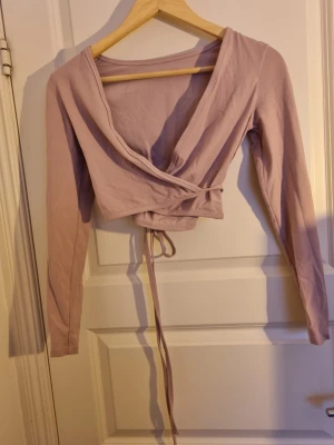 Omlottkofta, gymtröja - Säljer denna träningströja från glowmode i strl xs. Skulle säga att den även passar s. Förekommer ej defekter!