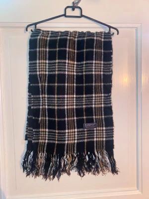 Svart Halsduk från Burberry - Svart halsduk från Burberry i 100% merinoull. Väldigt fint skick till ett bra pris. Mitt pris: 249kr