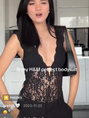 Svart spetsbody från H&M - HELT SLUTSÅLD BODY FRÅN H&M. Storlek M men sitter mer som S. Snygg svart body från H&M i spets med djup v-ringning och öppen rygg. Bodyn har breda axelband och transparent spets framtill och baktill, vilket ger en trendig och feminin look. Perfekt att styla med byxor eller kjol.