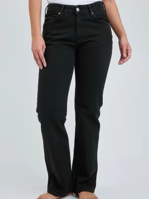 Svarta Low Straight Jeans - Svarta jeans från BikBok i modellen Low Straight 990, storlek W24 L32! Endast använda ett fåtal gånger, säljer då de tyvärr är för små för mig 😊Nypris 700 kr men säljer för 550!