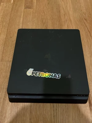 PlayStation 4 Slim svart konsol ganska trasig - säljer en ganska trasig ps4 den funkar men hdmi prodten där bak behöver fixas annars funkar den som den ska