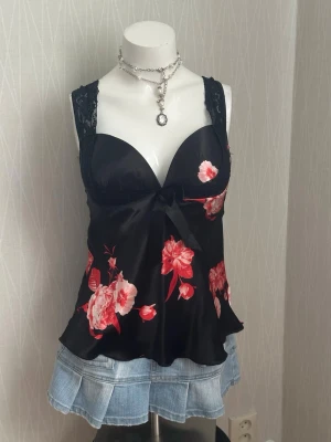 Svart blommig topp med spetsdetaljer - Svart blommig topp med spetsdetaljer S/M